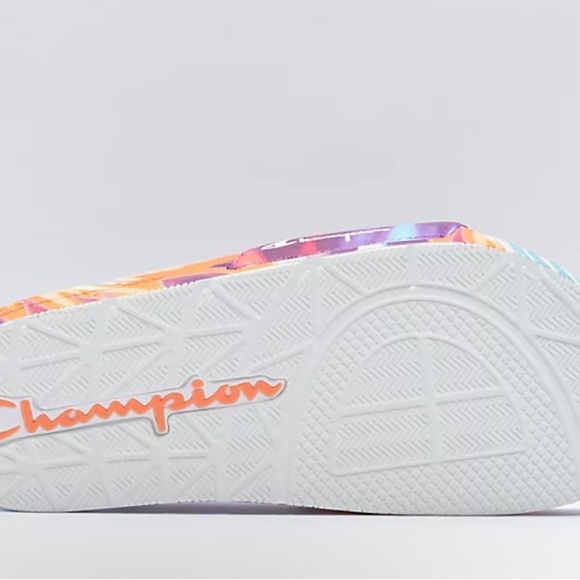 Mid-sized, they fit like a 7.5 even though they are marked as a size 7. - Picture 3 of 3